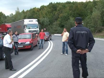 Drumul Oradea-Cluj blocat, după ce o cisternă s-a răsturnat pe Piatra Craiului (FOTO)
